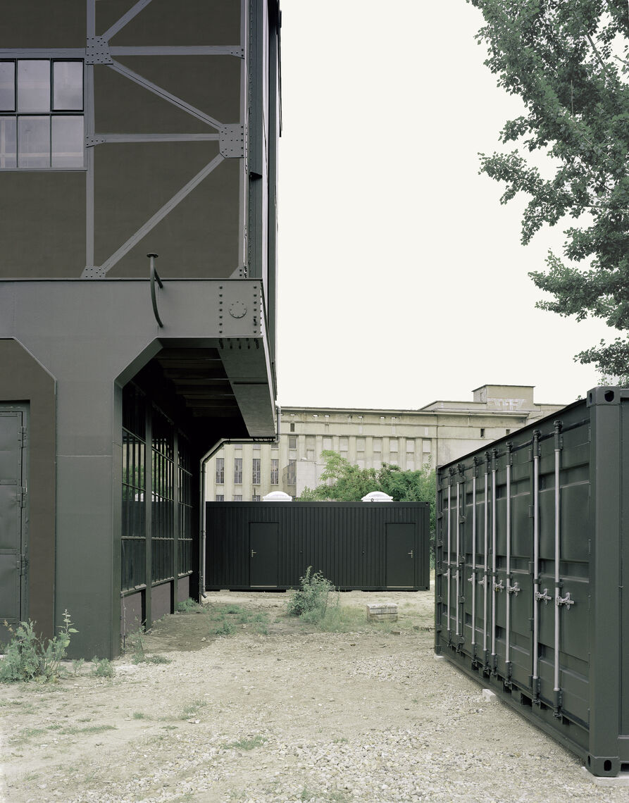 AUSSENRAUM MIT BERGHAIN_FOTO©HANS CHRISTIAN SCHINK