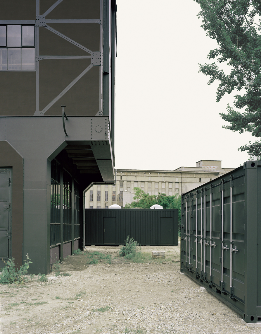 AUSSENRAUM MIT BERGHAIN_FOTO©HANS CHRISTIAN SCHINK