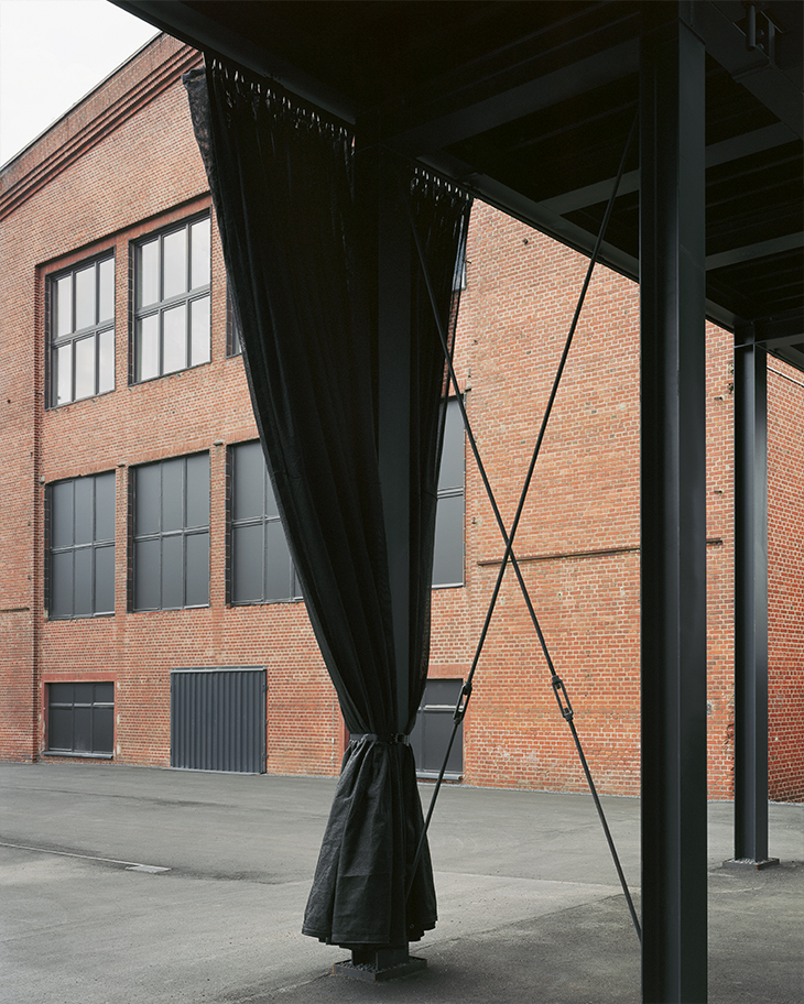 VORPLATZ©HANS CHRISTIAN SCHINK